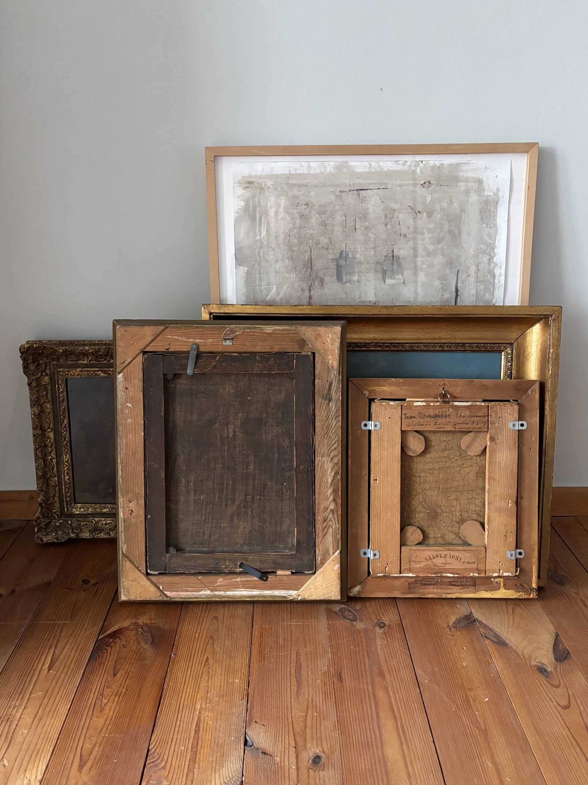 Antike Bilder an Wand gelehnt